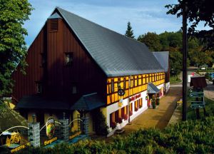 Hausansicht mit Biergarten